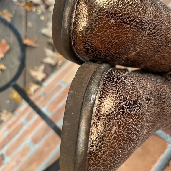UGG Classic Mini Metallic Sparkle Size 6 Bronze - Picture 8 of 9
